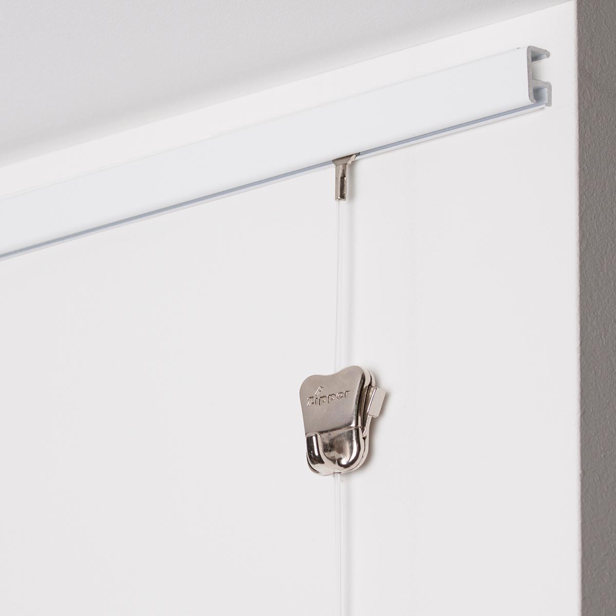 STAS minirail 200 cm, perfetto per creare cimaises versatili.