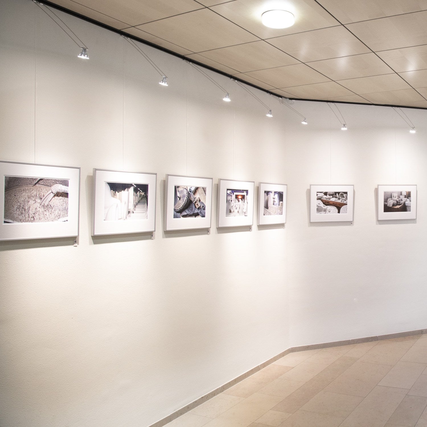 STAS multirail multiuso: ideale per gallerie e esposizioni personalizzate.
