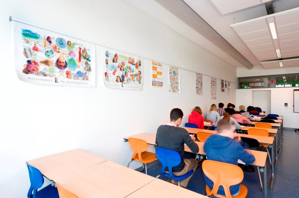 STAS paperrail facilita il montaggio a parete per aule e cucine.