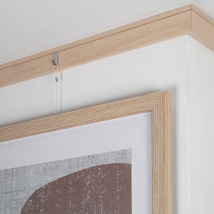 STAS riva binario in legno Ayous, ideale per appendere opere d'arte in modo flessibile e moderno.
