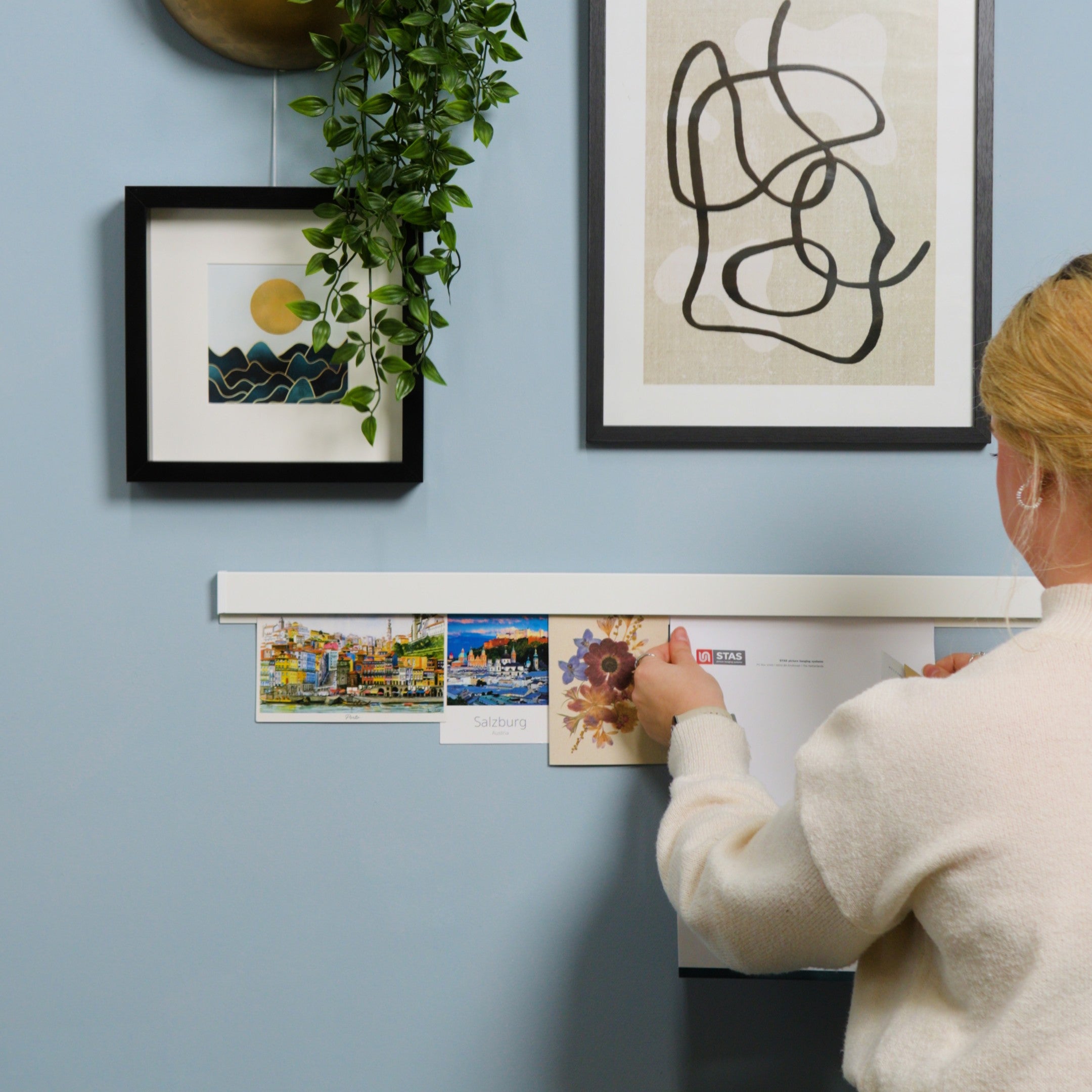 STAS papergrip: sistema versatile per appendere carta sottile e spessa su binari.